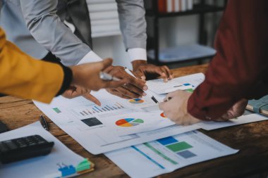 Genç Asyalı iş adamlarından oluşan bir grup. Yaratıcı iş adamı. Başarılı bir iş ortağı olmaktan mutluluk duyarlar..