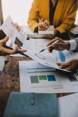 Genç Asyalı iş adamlarından oluşan bir grup. Yaratıcı iş adamı. Başarılı bir iş ortağı olmaktan mutluluk duyarlar..