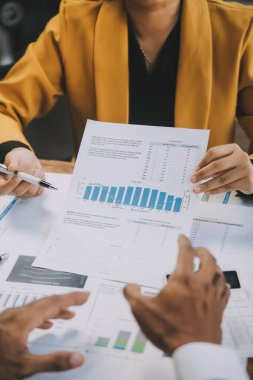 Genç Asyalı iş adamlarından oluşan bir grup. Yaratıcı iş adamı. Başarılı bir iş ortağı olmaktan mutluluk duyarlar..