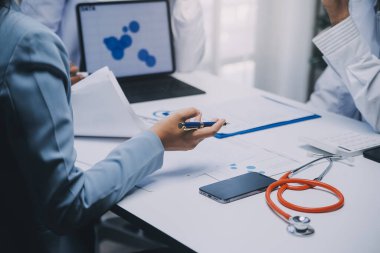 Görüşme, tablet ve doktorlardan oluşan bir ekip sağlık hizmetlerinden ve tele-sağlık uygulamalarından konuşmak için ofiste. Hastane finansmanı veya sponsorluğu için internet sitesiyle cerrah grubu, teknik ve tıbbi tartışmalar