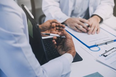 Görüşme, tablet ve doktorlardan oluşan bir ekip sağlık hizmetlerinden ve tele-sağlık uygulamalarından konuşmak için ofiste. Hastane finansmanı veya sponsorluğu için internet sitesiyle cerrah grubu, teknik ve tıbbi tartışmalar