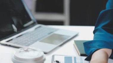 Modern ofiste birlikte çalışan ve sonlu dometleri analiz eden bir grup iş kadını.  