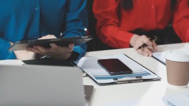 Modern ofiste birlikte çalışan ve sonlu dometleri analiz eden bir grup iş kadını.  