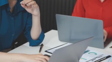 Büyük Şehir Ofisi 'nde iki kadın ortak takımı. Şirket CEO 'su ve Yatırım Yöneticisi Konuşması, Laptop Bilgisayarı Kullan. Başarılı Kadınlar E-Ticaret Yazılım İstatistiklerinin Veri Analizini Tartışıyor 