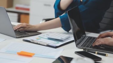 Modern ofiste birlikte çalışan ve sonlu dometleri analiz eden bir grup iş kadını.  