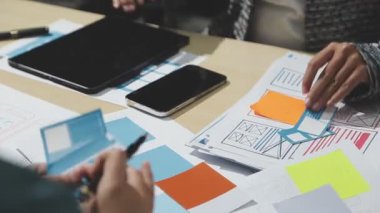 Tasarımcı ofiste bir proje üzerinde çalışıyor