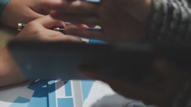 Ofiste akıllı telefon kullanan işadamını kapat..
