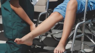 Doktor üniformalı kadın hastanede oturuyor.