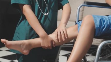 Diz eklemi olan kadın doktor.