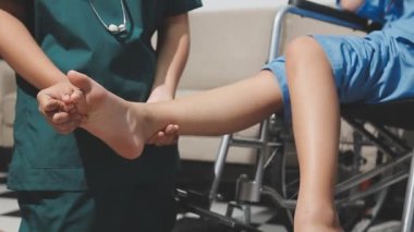 Bacağı yaralı bir doktor, dizinden yaralanmış.