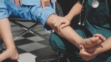 Hastane odasındaki bir kadın doktora yakın çekim, doktor eli..