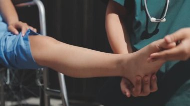 Doktor hastaların elini tutuyor..