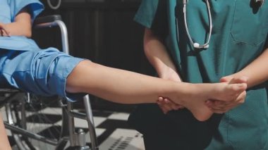 Hastane ofisinde genç bir doktor.