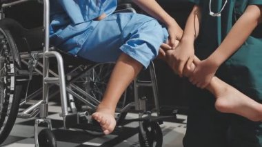 Genç kadın doktor hastanede.