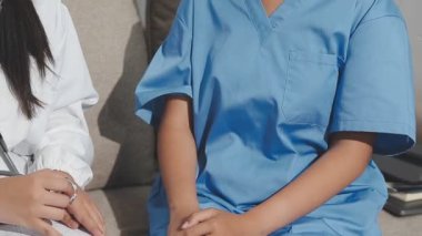 Doktor ve hemşire üniforması içinde