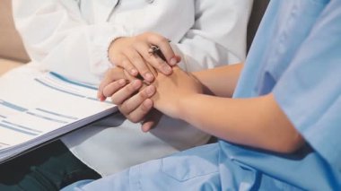 Doktor ve hasta büroda.