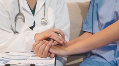 Hastanede doktorların ellerini kapat ve hemşire el sıkışıyor.