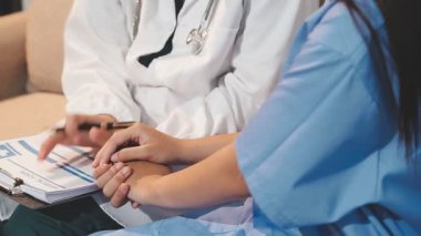 Doktor ve hemşire muayenehanede ellerini uzattı..