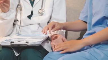 Doktor üniformalı kadın.