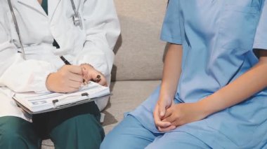 Steteskoplu bir doktor ve hastanede bir hasta.