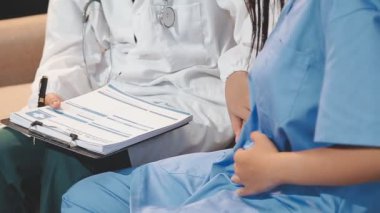 Doktor ve hasta sonuçlarda bir şey tartışıyorlar.