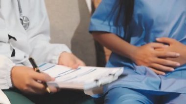 Hastanede elinde tabletle bir doktor.