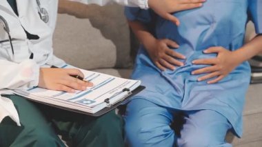 Genç doktor ve hasta