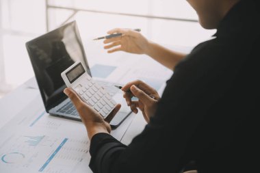 Finansal analistler, şirketlerin başarılı takım çalışmalarının sonuçlarını gösteren bir toplantıda bir dijital tablet planlama yatırım projesinin ticari mali raporlarını analiz ediyorlar..