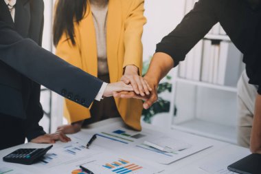 Finansal analistler, şirketlerin başarılı takım çalışmalarının sonuçlarını gösteren bir toplantıda bir dijital tablet planlama yatırım projesinin ticari mali raporlarını analiz ediyorlar..