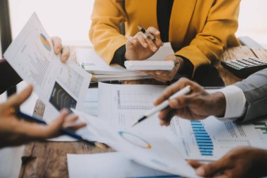 Genç Asyalı iş adamlarından oluşan bir grup. Yaratıcı iş adamı. Başarılı bir iş ortağı olmaktan mutluluk duyarlar..