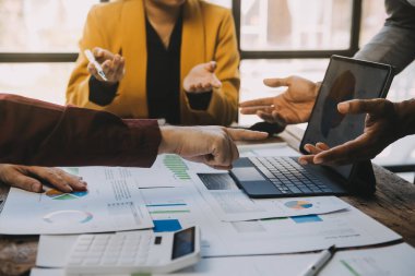 Genç Asyalı iş adamlarından oluşan bir grup. Yaratıcı iş adamı. Başarılı bir iş ortağı olmaktan mutluluk duyarlar..