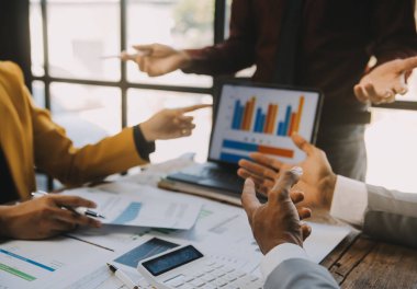 Genç Asyalı iş adamlarından oluşan bir grup. Yaratıcı iş adamı. Başarılı bir iş ortağı olmaktan mutluluk duyarlar..