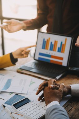 Genç Asyalı iş adamlarından oluşan bir grup. Yaratıcı iş adamı. Başarılı bir iş ortağı olmaktan mutluluk duyarlar..