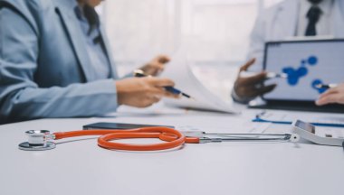 Görüşme, tablet ve doktorlardan oluşan bir ekip sağlık hizmetlerinden ve tele-sağlık uygulamalarından konuşmak için ofiste. Hastane finansmanı veya sponsorluğu için internet sitesiyle cerrah grubu, teknik ve tıbbi tartışmalar