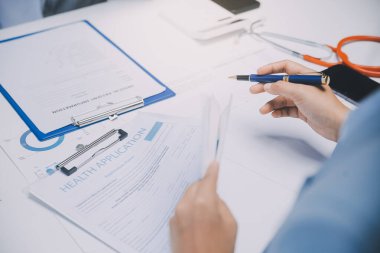 Görüşme, tablet ve doktorlardan oluşan bir ekip sağlık hizmetlerinden ve tele-sağlık uygulamalarından konuşmak için ofiste. Hastane finansmanı veya sponsorluğu için internet sitesiyle cerrah grubu, teknik ve tıbbi tartışmalar