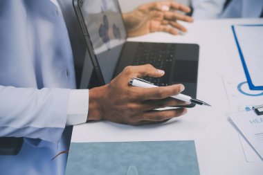 Görüşme, tablet ve doktorlardan oluşan bir ekip sağlık hizmetlerinden ve tele-sağlık uygulamalarından konuşmak için ofiste. Hastane finansmanı veya sponsorluğu için internet sitesiyle cerrah grubu, teknik ve tıbbi tartışmalar