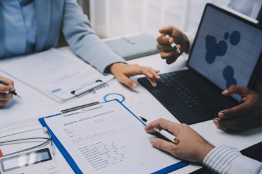 Görüşme, tablet ve doktorlardan oluşan bir ekip sağlık hizmetlerinden ve tele-sağlık uygulamalarından konuşmak için ofiste. Hastane finansmanı veya sponsorluğu için internet sitesiyle cerrah grubu, teknik ve tıbbi tartışmalar