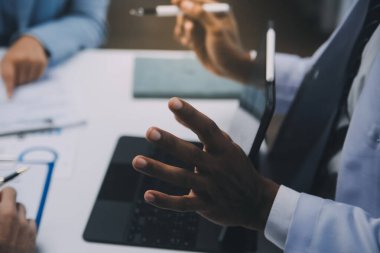 Görüşme, tablet ve doktorlardan oluşan bir ekip sağlık hizmetlerinden ve tele-sağlık uygulamalarından konuşmak için ofiste. Hastane finansmanı veya sponsorluğu için internet sitesiyle cerrah grubu, teknik ve tıbbi tartışmalar