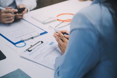 Görüşme, tablet ve doktorlardan oluşan bir ekip sağlık hizmetlerinden ve tele-sağlık uygulamalarından konuşmak için ofiste. Hastane finansmanı veya sponsorluğu için internet sitesiyle cerrah grubu, teknik ve tıbbi tartışmalar