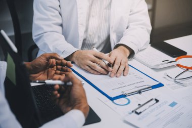 Görüşme, tablet ve doktorlardan oluşan bir ekip sağlık hizmetlerinden ve tele-sağlık uygulamalarından konuşmak için ofiste. Hastane finansmanı veya sponsorluğu için internet sitesiyle cerrah grubu, teknik ve tıbbi tartışmalar
