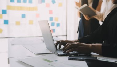 Finansal analistler, şirketlerin başarılı takım çalışmalarının sonuçlarını gösteren bir toplantıda bir dijital tablet planlama yatırım projesinin ticari mali raporlarını analiz ediyorlar..
