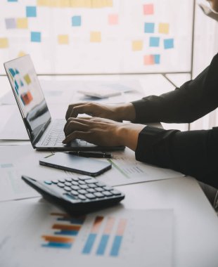 Finansal analistler, şirketlerin başarılı takım çalışmalarının sonuçlarını gösteren bir toplantıda bir dijital tablet planlama yatırım projesinin ticari mali raporlarını analiz ediyorlar..