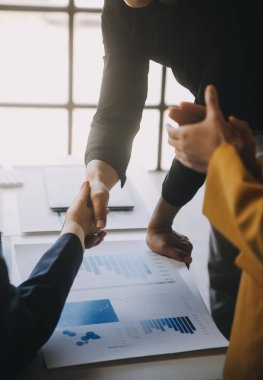 İş birleşme ve satın alma, başarılı müzakere, tokalaşma, ortaklık ve iş anlaşması konseptine ortak olmak için iki iş adamı el sıkışması.