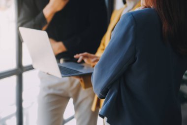 Genç Asyalı iş adamlarından oluşan bir grup. Yaratıcı iş adamı. Başarılı bir iş ortağı olmaktan mutluluk duyarlar..