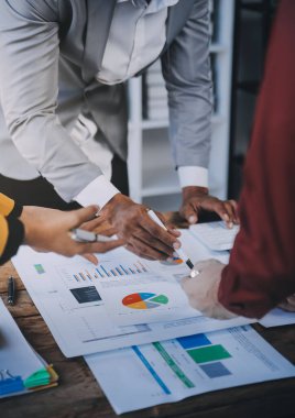 Genç Asyalı iş adamlarından oluşan bir grup. Yaratıcı iş adamı. Başarılı bir iş ortağı olmaktan mutluluk duyarlar..