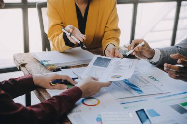 Genç Asyalı iş adamlarından oluşan bir grup. Yaratıcı iş adamı. Başarılı bir iş ortağı olmaktan mutluluk duyarlar..