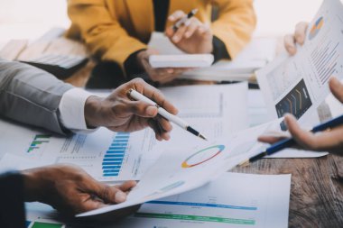 Genç Asyalı iş adamlarından oluşan bir grup. Yaratıcı iş adamı. Başarılı bir iş ortağı olmaktan mutluluk duyarlar..