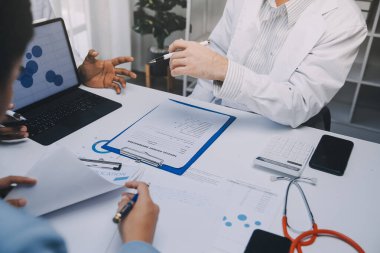 Görüşme, tablet ve doktorlardan oluşan bir ekip sağlık hizmetlerinden ve tele-sağlık uygulamalarından konuşmak için ofiste. Hastane finansmanı veya sponsorluğu için internet sitesiyle cerrah grubu, teknik ve tıbbi tartışmalar