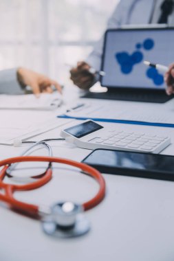 Görüşme, tablet ve doktorlardan oluşan bir ekip sağlık hizmetlerinden ve tele-sağlık uygulamalarından konuşmak için ofiste. Hastane finansmanı veya sponsorluğu için internet sitesiyle cerrah grubu, teknik ve tıbbi tartışmalar