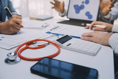 Görüşme, tablet ve doktorlardan oluşan bir ekip sağlık hizmetlerinden ve tele-sağlık uygulamalarından konuşmak için ofiste. Hastane finansmanı veya sponsorluğu için internet sitesiyle cerrah grubu, teknik ve tıbbi tartışmalar